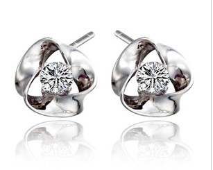 Fashionable silver earring